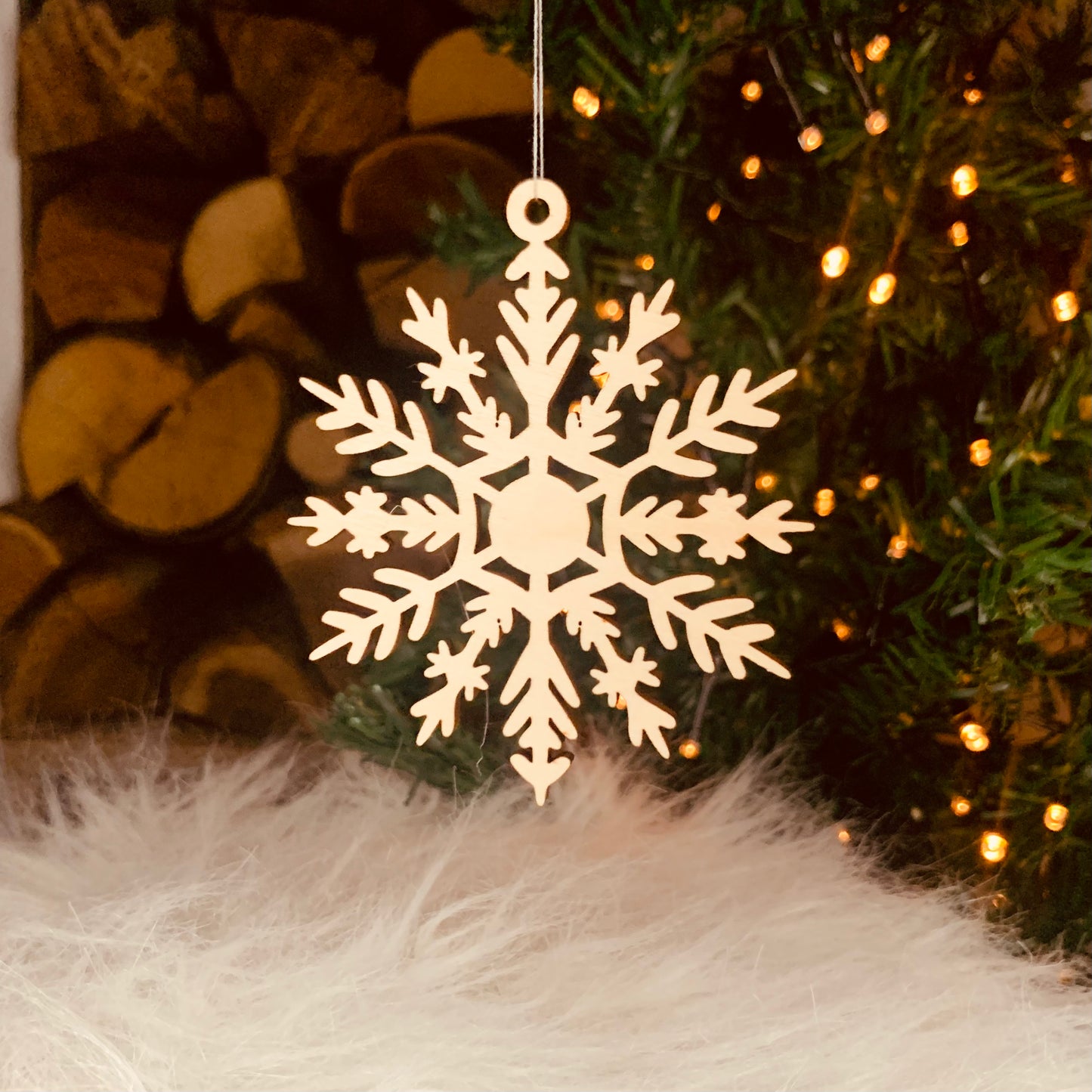 Flocons de neige en bois découpés