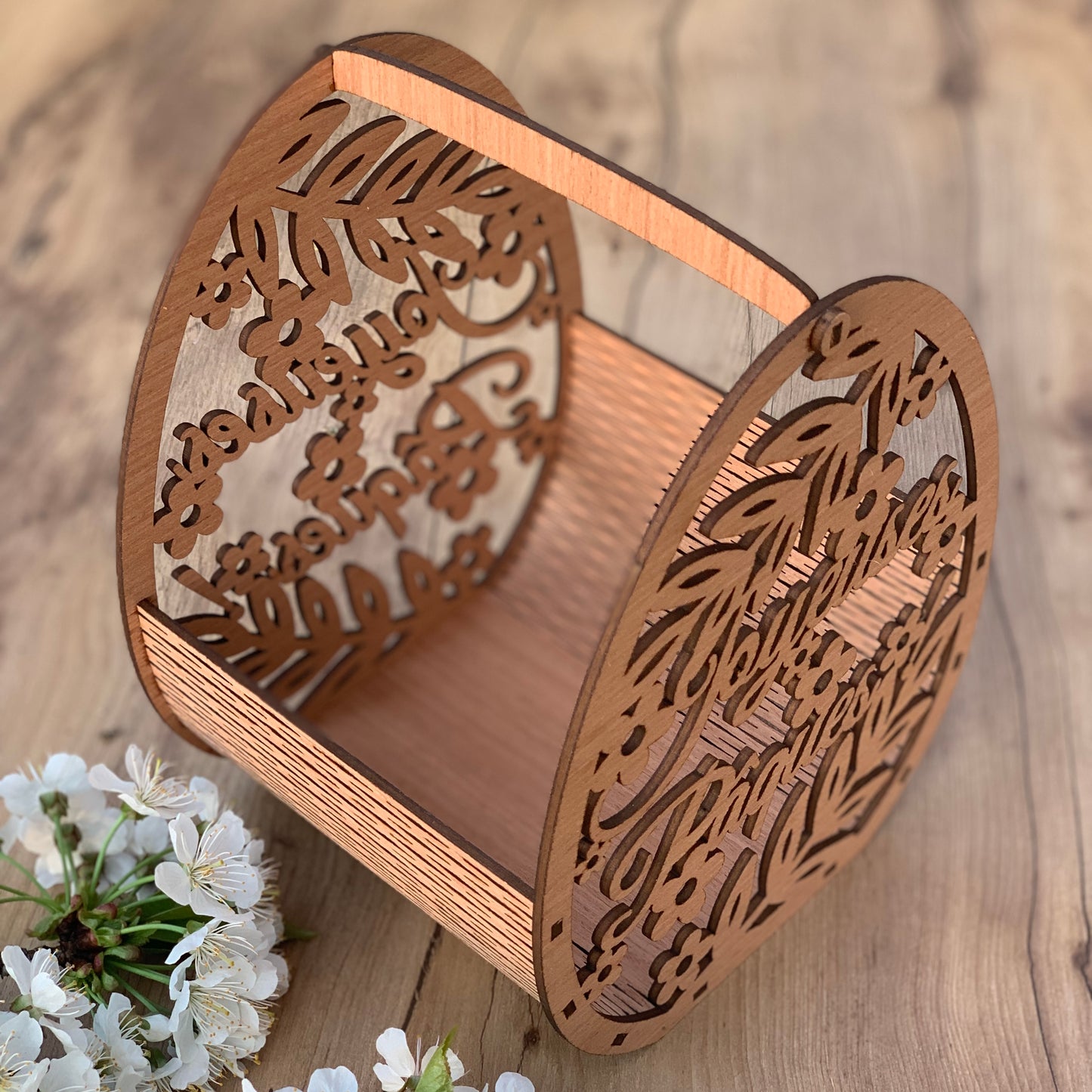 Panier ajouré "Joyeuses Pâques" – Bois raffiné effet dentelle 🐣🌷