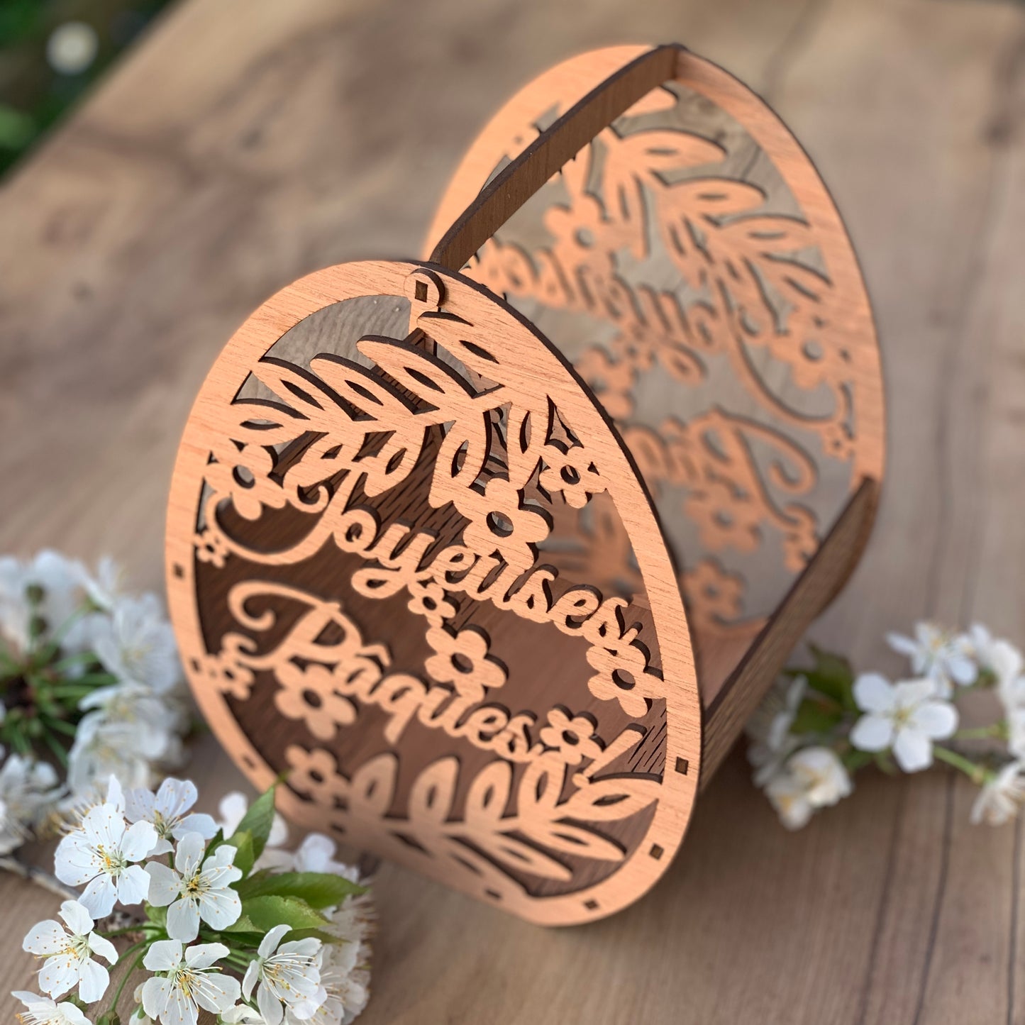 Panier ajouré "Joyeuses Pâques" – Bois raffiné effet dentelle 🐣🌷